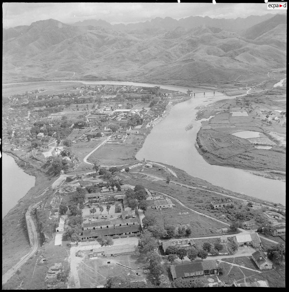 Aerial view of the strong position at Cao Bang. The Cao Bang citadel was surrounded by a river on three sides. Image: ECPAD (Établissement de Communication et de Production Audiovisuelle de la Défense)