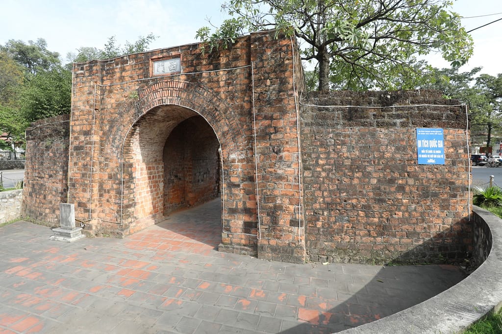 Tuyen Quang. The intact western fortified gate. The remnants of the old citadel are promoted for their Mac Dynasty (1527–1677) heritage, rather than for the battle between Chinese and French forces that happened here.