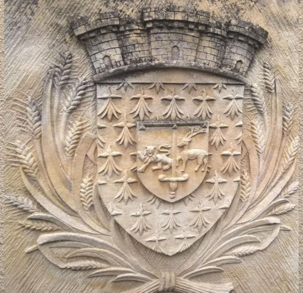 Patay coat of arms depicts the city at the top, the Leopard to represent the English Plantagenet kings, the Sword of Joan of Arc, and the Stag that revealed the English ambush position