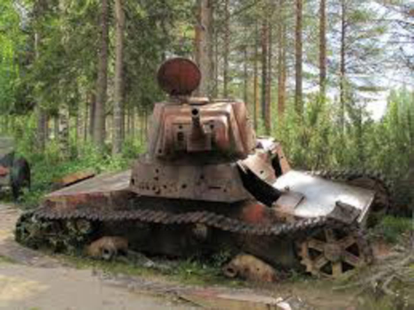 Someone else's photo of the same T-26 Mod. 1939 tank during warmer months. The conical turret and sloped armour on the hull box distinguish it as a Mod.1939 variant.
