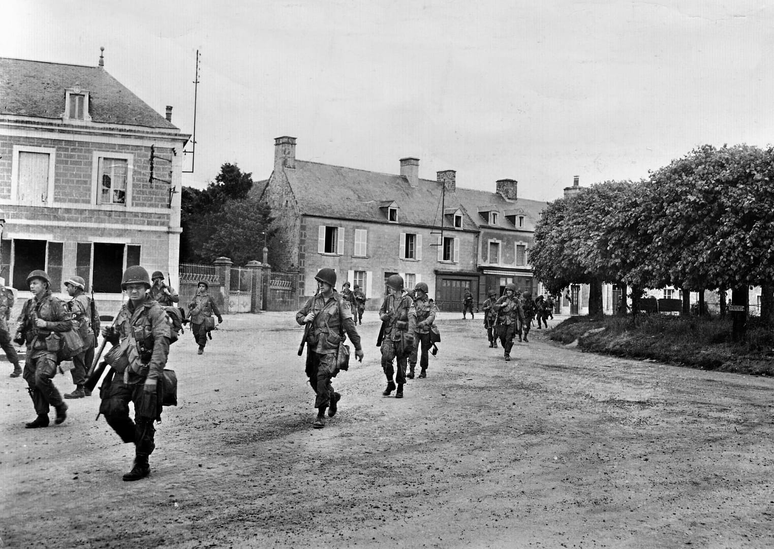 101st Airborne Division paratroopers passing through St-Marie-du-Mont, June 1944